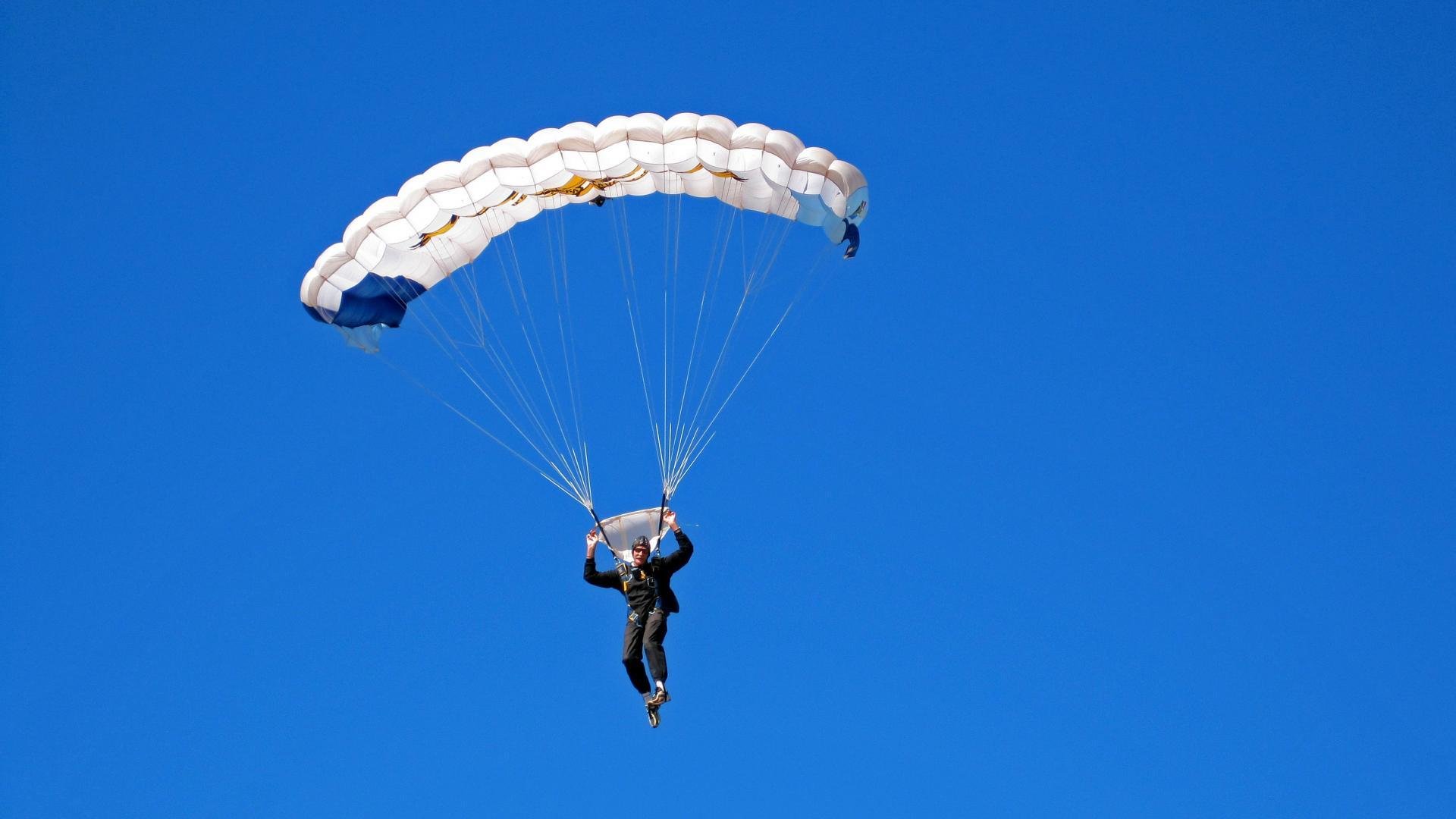 巴雷特：稳重的脚法和无畏的进攻使全黑队在压力下表现突出，巴雷特厉害吗